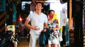 7/26 19：54 雖然邱沁宜傳出與房元凱（左）交往穩定，不過房元凱被本刊拍到跟另一熟女（右）開房間。（圖／鏡週刊提供）