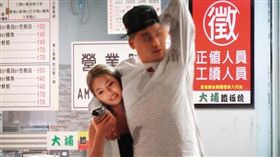 6／14 23：57 吃完平價鐵板燒後，本名徐瑋吟的女鮪魚（左）跟新男友（右）肉貼肉。（圖／鏡週刊提供）
