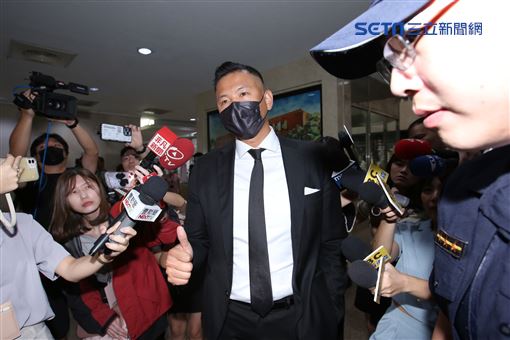 「黑人」陳建州不滿遭藝人大牙控訴性騷提告誹謗，於今16日首度赴北檢說明。（圖／記者楊澍攝影）