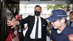 「黑人」陳建州不滿遭藝人大牙控訴性騷提告誹謗，於今16日首度赴北檢說明。（圖／記者楊澍攝影）