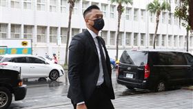 「黑人」陳建州不滿遭藝人大牙控訴性騷提告誹謗，於今16日首度赴北檢說明。（圖／記者楊澍攝影）