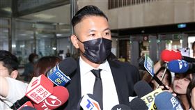 「黑人」陳建州不滿遭藝人大牙控訴性騷提告誹謗，於今16日首度赴北檢說明。（圖／記者楊澍攝影）