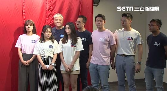 悠遊卡總經理陳國君(左3)昨天提出辭呈,公司今天清晨發布重訊,辭職10月28日生效,由資深副總經理李志仁暫代。陳國君2023年擔任台北市府顧問時,向市長蔣萬安遞辭呈,轉赴侯友宜團隊,如今再度請辭悠遊卡總經理一職。(圖/資料照)