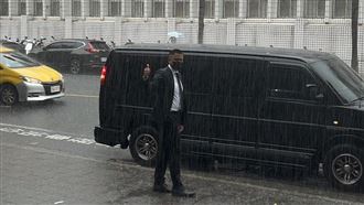 有闖大牙房間？黑人雨中比「讚」上保母車