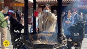 486先生建議，遇到正廟可以將隨身攜帶的護身符過爐，注意不能碰到水。（圖／486團購提供）