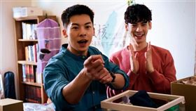 林柏宏（右）在《關於我和鬼變成家人的那件事》飾演「死掉的Gay」毛毛，跟許光漢有許多搞笑互動。。（圖／金盞花大影業提供）