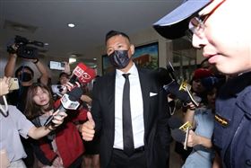 「黑人」陳建州不滿遭藝人大牙控訴性騷提告誹謗，於今16日首度赴北檢說明。（圖／記者楊澍攝影）