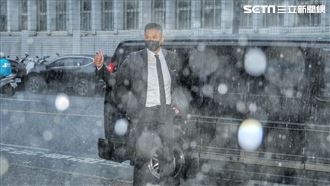 黑人雨中比讚　律師：地下一樓超商有賣傘