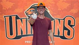 ▲統一獅新洋投布萊威（Scott Blewett）抵台。（圖／統一獅球團提供）