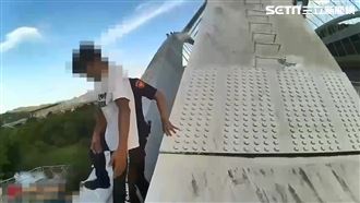 失意男蹲坐30米三角湧鋼橋　警驚險救援