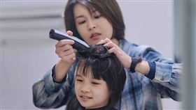 曾沛慈（後）在816《BIG》替9歲童星鄭又菲剃頭髮。（圖／米倉影業提供）