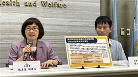 食藥署副署長陳惠芳（左）說明家用快篩情況。（圖／記者簡浩正攝影）
