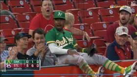 ▲運動家外野手坎普（Tony Kemp）接殺三壘側界外飛球還完成雙殺守備。（圖／翻攝自MLB官網）