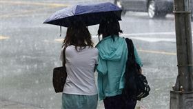 台北市防大雨（2）中央氣象局16日上午指出，受低壓帶影響，雨區擴大，基隆、新北、桃園防豪雨，台北、新竹以南等14縣市防大雨。圖為台北市中正區有民眾忘記帶傘，只好兩人共撐一把在雨中前行。中央社記者張皓安攝  112年8月16日