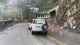 中橫便道3.9公里處又發生落石坍方，封閉，西南氣流，豪大雨(圖／谷關工務段提供)