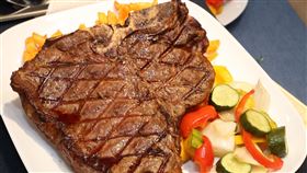 IKEA宜家家居内湖店限定餐點超大24盎司丁骨牛排。（記者邱榮吉/攝影）