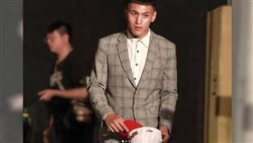 ▲新北市警方日前才逮捕明仁會砸店的12人，其中更赫然驚見T1新秀簡賀宇，如今卻傳出明仁會仍在南澳積極擴張勢力，拉攏學子入幫。（圖／CTWANT）