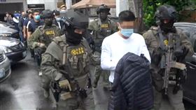 宜縣議員參選人魯秀傑涉恐嚇取財  法院裁定收押無黨籍宜蘭縣議員參選人魯秀傑（前中）涉嫌持有改造手槍、毒品、恐嚇取財、擄人勒贖、傷害及組織犯罪等罪，遭檢警拘提到案，經檢察官複訊後，向宜蘭地方法院聲押禁見獲准。（讀者提供）中央社記者王朝鈺傳真  111年11月4日