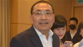 侯友宜接受媒體聯訪國民黨總統參選人侯友宜（前）16日表示，民進黨主席賴清德多次提到自己是務實的台獨工作者，且高喊台獨要正名制憲，這些都是在許多公共場合及立法院說過的話，這些話到了選舉要改口，是欲蓋彌彰。中央社記者黃旭昇新北攝  112年8月16日