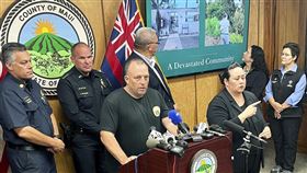 夏威夷州長葛林（Josh Green，左三）指出，野火罹難人數恐是現在死亡人數的2到3倍。（圖／美聯社／達志影像）
