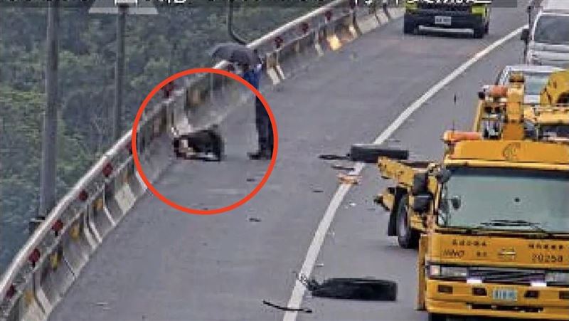 國3拖吊車駕駛被撞噴飛　「對折」躺路肩