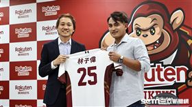 ▲林子偉加盟樂天桃猿記者會，選擇25號當背號。（圖／記者劉彥池攝影）