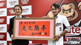 ▲林子偉加盟樂天桃猿記者會，獲贈「天子驕子」匾額。（圖／記者劉彥池攝影）