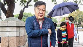 張綱維監察院遞陳情書（3）遠東航空董事長張綱維（前）6日到監察院遞交陳情書表示，109年民航局與交通部以不法手段將遠航撤照，損害員工工作權與他個人財產權，目的在將遠航公司排除在109年政策對航空界的紓困名單外；到目前為止，即便已知違法的官員對遠航及員工造成重大傷害，卻沒有人受到懲處。中央社記者鄭清元攝  110年12月6日