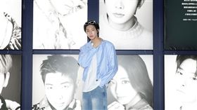 《原子》金雲化身小粉絲，朝聖最大韓流展。（圖／寬宏藝術提供）
