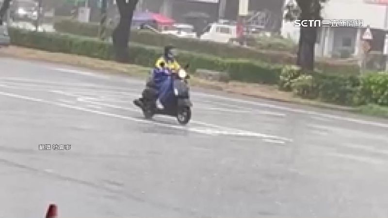 拚考精神令人佩服！騎士冒雨練習機車路考