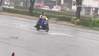 拚考精神令人佩服！騎士冒雨練習機車路考