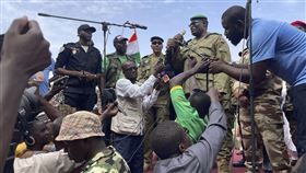 尼日發生政變，首都尼亞美的居民呼籲大規模招募志願者來協助軍隊。（圖／美聯社／達志影像）