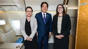 蕭美琴、羅森柏格親自登機迎接賴清德。（圖／翻攝自賴清德臉書）