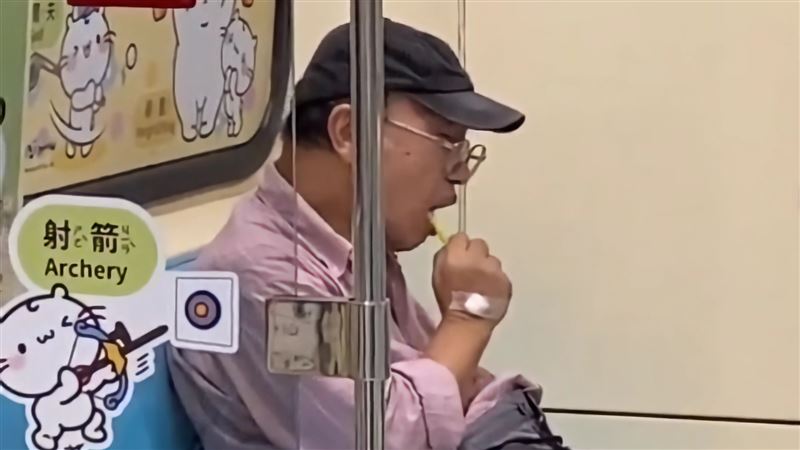 阿伯搭捷運「忘情刷牙」畫面曝　網看傻