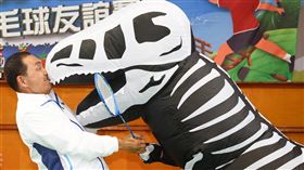 青農羽球交流賽  侯友宜與吉祥物逗趣互動（1）新北市長侯友宜（左2）16日在板橋後埔國小出席「112年跨縣市青農聯誼會羽球交流賽」，主辦單位在現場安排恐龍造型吉祥物，過程中恐龍突然作勢頂撞，侯友宜閃避不及留下逗趣畫面。中央社記者王騰毅攝  112年8月16日