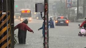 淹水,高雄,災情,豪雨,半個輪胎,寸步難行