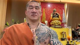 「館長」陳之漢15日晚間直播指控，2020年8月遭槍擊「我現在認定就是民進黨開的槍，但我沒有證據」。（圖／翻攝自飆捍臉書）