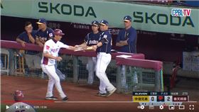 ▲彭政閔沒被飛來球棒嚇到，還好心幫對手撿球棒。（圖／翻攝自CPBLTV）