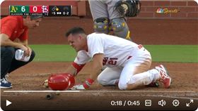 ▲紅雀中外野手努特巴爾（Lars Nootbaar）自打球中「蛋」。（圖／翻攝自FOX Sports: MLB推特）