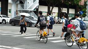 斑馬線/行人/單車(記者陳弋攝影)