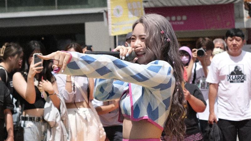 街頭藝人長超正又會唱　過往身份遭起底