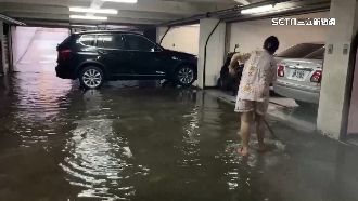 暴雨襲高雄！民宅淹水、馬路出現小瀑布