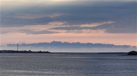 澎湖天空奇景  罕見潑墨般山水畫（1）高屏地區17日下起大雷雨，一海之隔的澎湖則出現罕見的堆雲層，有如山水潑墨畫般，美不勝收。中央社  112年8月17日