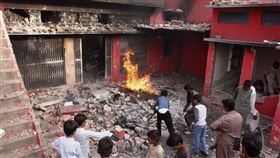 巴基斯坦基督徒遭控褻瀆可蘭經　穆斯林焚燒教堂。圖為當地孩童們圍觀被穆斯林焚毀、破壞的教堂。（圖／美聯社／達志影像）