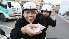 蔡阿嘎淪「山道猴」？學賣350元貼紙牟利　嗨喊：改跑北宜了啊