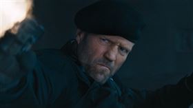 傑森史塔森在《浴血任務4》演硬漢。（圖／車庫娛樂提供）