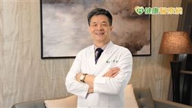 高禾醫院院長許庭源醫師提醒，旅遊環境劇烈改變、蕁麻疹發作的機率高，出國期間應留意穩定服用一顆長效性抗組織胺，維持血中一定的藥物濃度，可有效降低急性發作狀況。