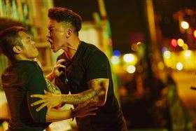 郭泓志（右）在《我最愛的笨男人》暴打范逸臣。（圖／CATCHPLAY提供）