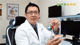 徐旭亮醫師表示，白內障的唯一治療方式是手術，移除原本混濁的水晶體，並植入人工水晶體，從傳統大切口手術、小切口手術、超音波手術到現在有新式飛秒白內障手術，醫療技術逐年進步。