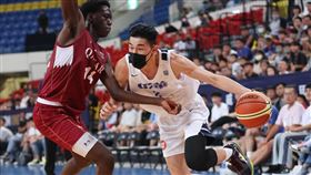 馬建豪因為嘴巴受傷縫了8針，怕比賽時傷口流血，所以帶著口罩上陣。（圖／中華籃協提供）